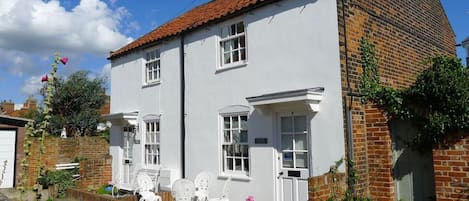 Idyllic Weavers Cottage-Parking Availability-Central Southwold Location