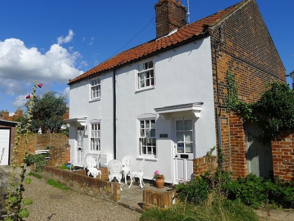 Idyllic Weavers Cottage-Parking Availability-Central Southwold Location