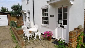 Outside seating-watch the world go by! Quiet and secluded..