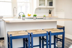 Breakfast Bar | Seats 4