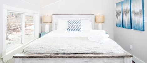 Master Bedroom | Queen Bed