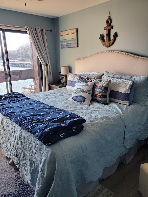 King master bed with new decor and lake views!