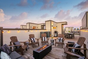 Rooftop unit 5 with fire pit