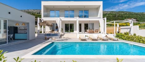 Villa Zen mit 4 Schlafzimmern, privatem 32 m2 großen Pool, Sommerküche, 7 km vom Strand entfernt