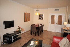 Spacious Sitting Room/Dining Room with Satellite TV, dining area and couches  