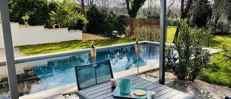 Vue de la terrasse sur la piscine