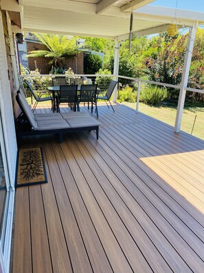 Backyard decking - Outdoor seating area 