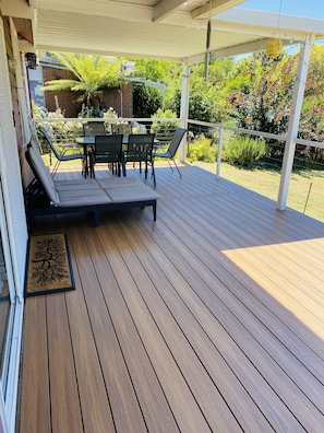 Backyard decking - Outdoor seating area 