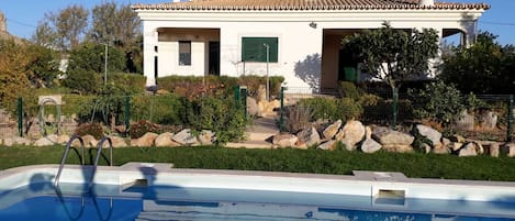 Casa, vista da piscina/ House view from the swimming pool