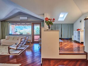 Möbel, Eigentum, Bilderrahmen, Azurblau, Holz, Beleuchtung, Interior Design, Komfort, Fussboden, Flooring