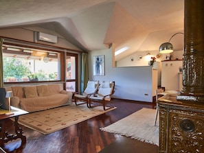 Möbel, Eigentum, Bilderrahmen, Azurblau, Holz, Beleuchtung, Interior Design, Komfort, Fussboden, Flooring
