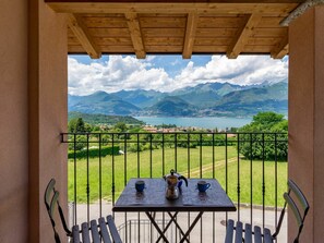 Ciel, Montagne, Propriété, Plante, Nuage, Porche, Bleu, Bâtiment, Ombre, Chaise