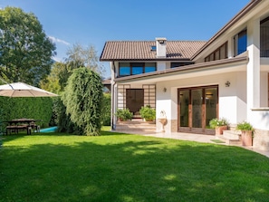 Plante, Ciel, Propriété, Fenêtre, Bâtiment, Arbre, Lot Terre, Herbe, Maison, Ombre