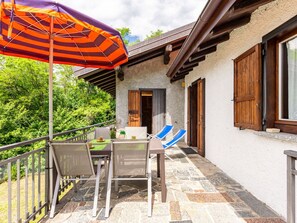 Building, Property, Window, Plant, Interior Design, Wood, Shade, Sky, Cottage, Residential Area