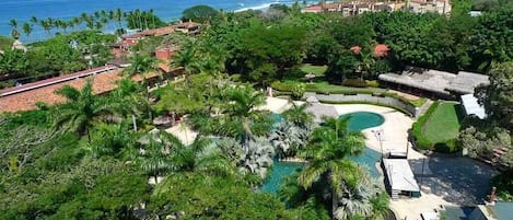 You private balcony has a gorgeous view of Tamarindo bay and below you can see your large lagoon pool. 