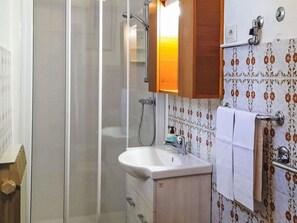 Bad Sink, Armatur, Badezimmer, Interior Design, Sinken, Flooring, Holz, Fussboden, Zapfhahn, Installation