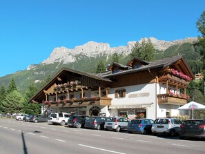 Mountain Range, Mountainous Landforms, Mountain, Town, Alps, Transport, Architecture, Building, Spring, Tourism