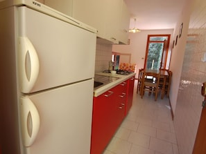 Holz, Küche, Flooring, Major Appliance, Fussboden, Küchengerät, Countertop, Spüle, Interior Design, Zimmer