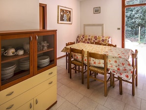 Zimmer, Möbel, Eigentum, Tabelle, Interior Design, Esszimmer, Gebäude, Grundeigentum, Fussboden, Haus