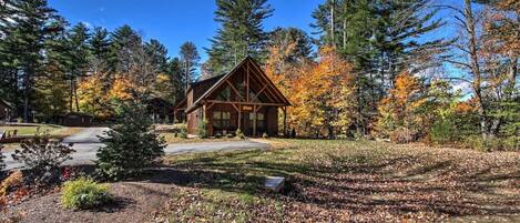 Nestled between the trees near the base of Cranmore Mountain with views of the ski slopes right from your living room!