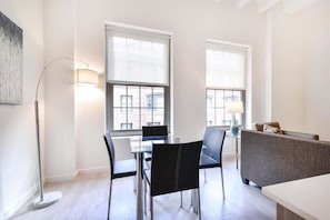 Downtown/South End Boston 1 Bedroom Dining Room