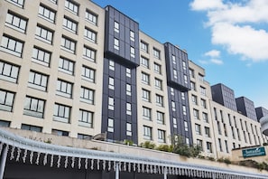 Book a stay in our comfortable room in Rueil-Malmaison. Whether you're looking to get away from the big city or get closer to it, our unit is the perfect choice!