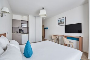 Equipped with a convenient kitchenette, this Double Room invites guests to enjoy in-room dining while basking in its cozy ambiance.