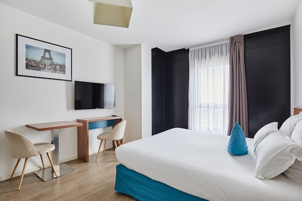 With notable touches like a framed photograph of the Eiffel Tower, this well-designed Double Room offers a charming urban escape.
