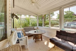 Screened Porch | 2 Smokers