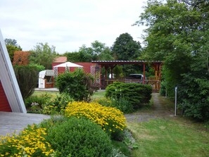 Carport und Strandkorb-Terrasse