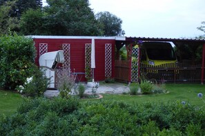 Strandkorb-Terrasse am Carport-Schuppen
