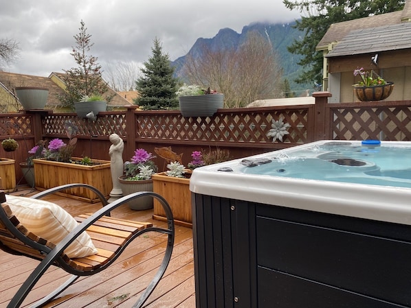 Mt Si and cottage hot tub. Suite behind fence.