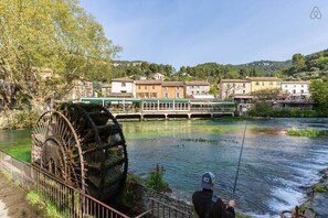 La Sorgue au coeur du village 
