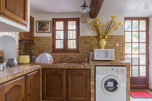 Fully-equipped kitchen 