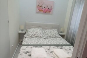 Chambre 2 (peu d’espace autour du lit)