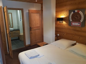 Chambre parentale (lit 160). Salle de bain attenante avec WC