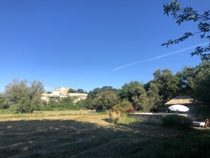 Le pré de 2500M est clos, idéal pour les enfants et les animaux de compagnie 