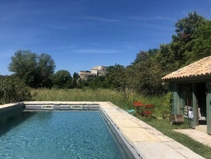 Depuis la piscine et le Mazet, un vue unique sur le château de Grignan