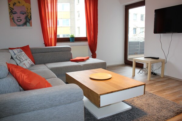 Wohnzimmer mit großem, gemütlichem Sofa