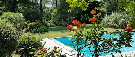 Piscine avec vue jardin paysager depuis la terrasse du locataire