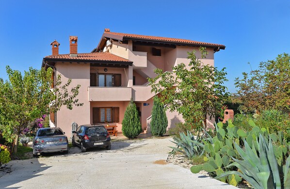 Vista frontal de la propiedad