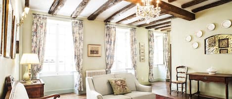 Three large salon windows offer sunshine and a view of the old lanes of Sarlat.
