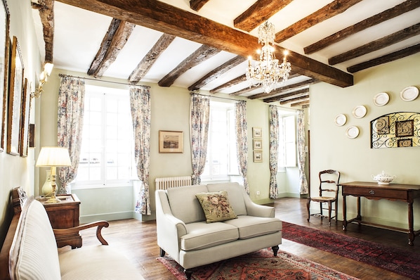 Three large salon windows offer sunshine and a view of the old lanes of Sarlat.
