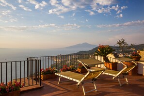 4 sunbeds for resting