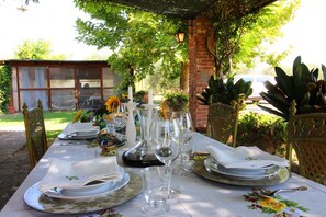 Plant, Tableware, Table, Property, Furniture, Dishware, Stemware, Tablecloth, Decoration, Drinkware