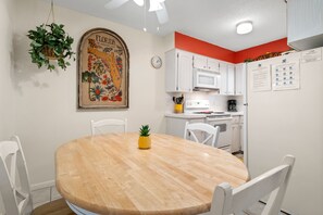 Dining Area connecting to the Kitchen