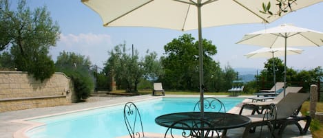 L'Eau, Plante, Propriété, Ciel, Bleu Azur, La Nature, Piscine, Ombre, Table, Arbre