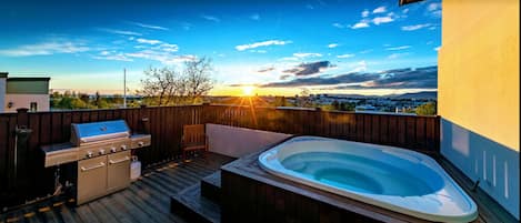 You can see the sunset from the Hot Tub on the terrace.amazing view from Hot Tub