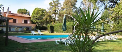 Agua, Planta, Cielo, Edificio, Nube, Piscina, Ventana, Árbol, Sombra, Silla