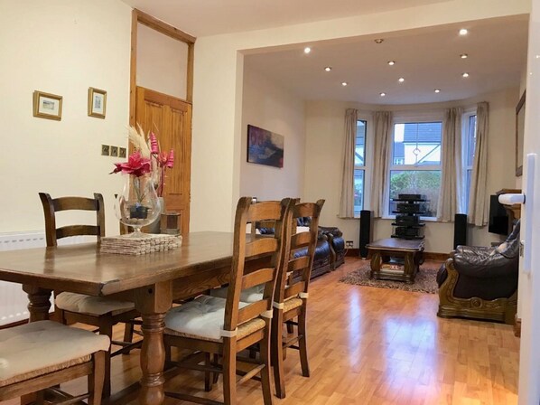 Open plan dining and sitting area